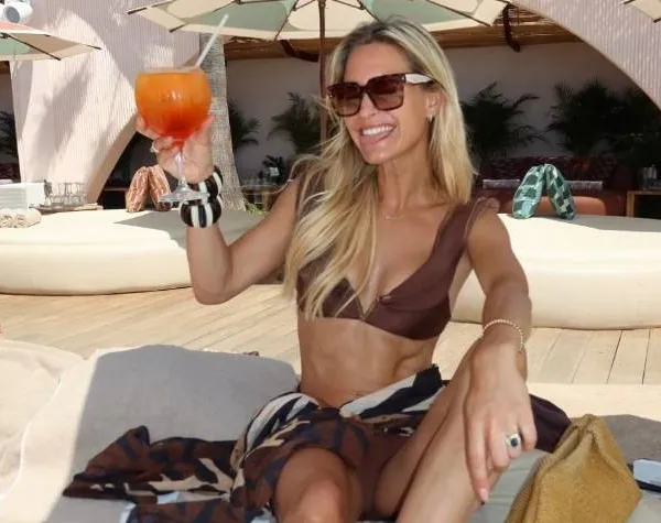 Kiki uit 'The Real Housewives' is nog steeds fan van een BV die ooit haar lief was... Wij zijn vooral fan van haar snikhete bikinifoto's!