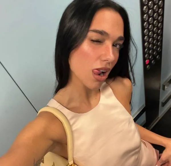 Dua Lipa in een doorschijnende jurk... Da's waarschijnlijk het heetste dat je deze week zal zien! (foto's)
