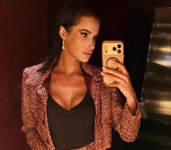 Strak fitnesspakje of heerlijke bikini... Ze zitten Julie uit 'The Real Housewives of Antwerp' als gegoten! (foto's)