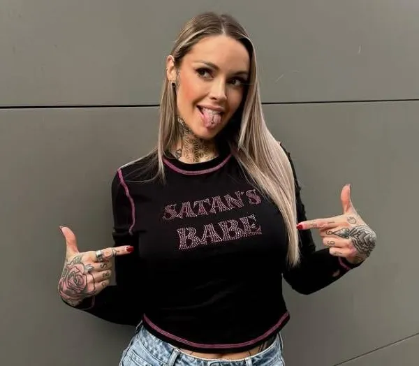 Temptation-Pommeline poseert in een gepeperde outfit en enkele van haar volgers plakken nog tegen hun scherm: "Dit is zo heet!"