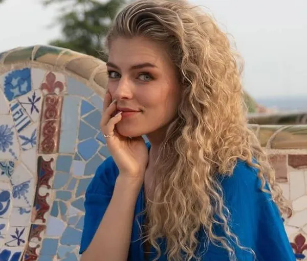 Is Julia het 'lekkerste' K3-tje aller tijden? Deze stomende bikinifoto's duwen je wel in een bepaalde richting...