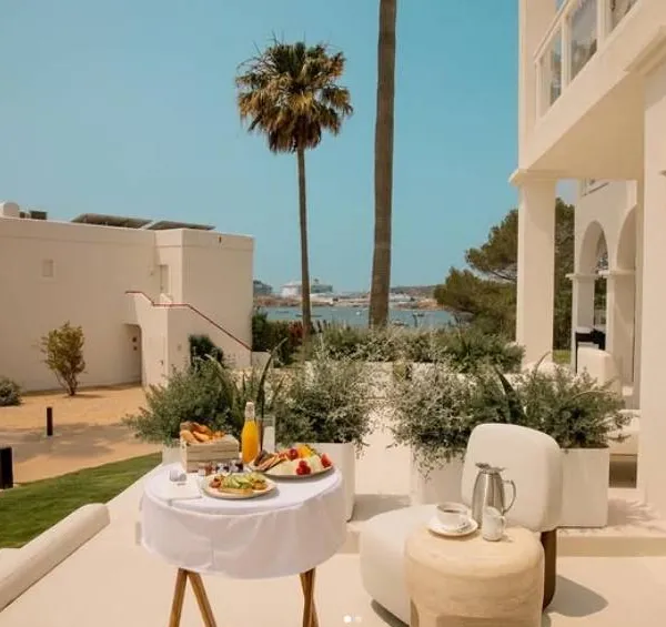 Dit wordt dé nieuwe reistrend voor 2026, en dit luxe-hotel op Ibiza is daar het perfecte voorbeeld van