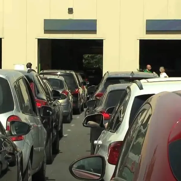 Autokeuring belt meteen politie nadat ze iets hallucinant opmerken bij West-Vlaming die in de wachtrij staat