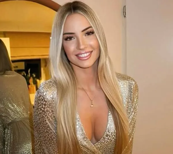 Stewardess Jennifer zet haar welgevormde (en imposante) 'derrière' in de spotlights in een minuscule bikini