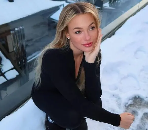 Zo heet dat de sneeuw ervan smelt: blonde godin Nina combineert wintersport, badpak en bikini! (foto's)