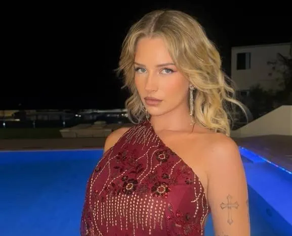 Iedereen is weer stapelverliefd op Lottie Moss, zus van Kate, nadat ze poseert in een doorzichtige outfit (foto's)