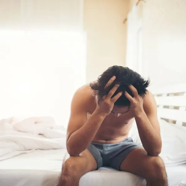 "Mijn vriendin verdient dubbel zoveel als ik en ik voel me daardoor minder man... Ik kan zelfs niet meer presteren in bed!"