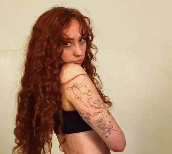 Chappell Roan breekt de stilte na gigantische ophef over haar 'tepeljurk' op de Grammy's: "Is dit schokkend!?" (foto's)