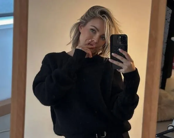 Ex-Miss Limburg en dj Lotte Feyen probeert haar nieuwste lingeriesetje, en dat is erg leuk om naar te kijken