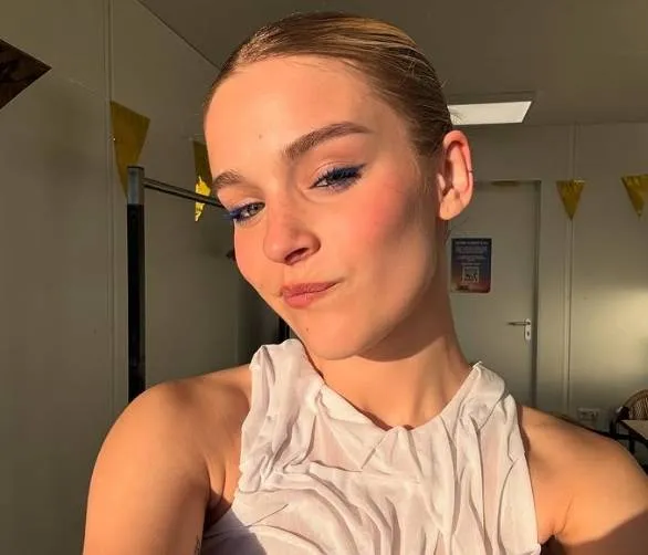 Pommelien Thijs wint vijf MIA's, maar dé ster van de avond was eigenlijk haar doorzichtige 'knopenjurk' (foto's)