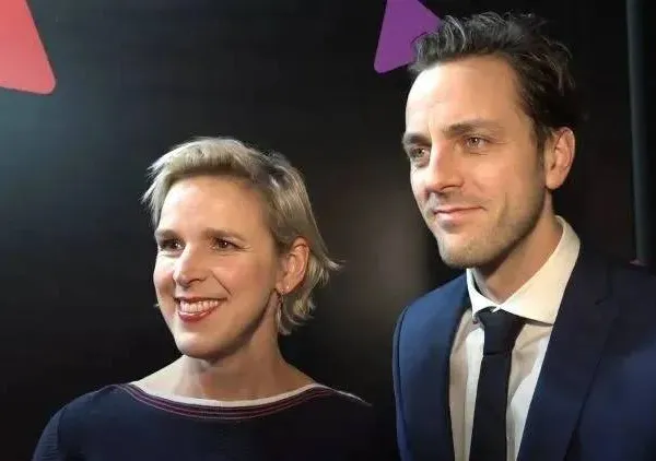 Guga Baúl opvallend eerlijk over relatie met Tine Embrechts: "Leeftijdsverschil? Nee, er is iets anders waar ik bang voor ben"