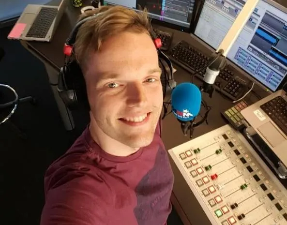 Radiopresentator Tom De Cock doet opvallende onthulling over zijn seksleven: "Mijn man weet wat hij eerst moet doen..."