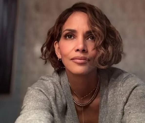 Halle Berry laat nogal veel 'vlees' zien in bijzondere outfit en Mark Z. is niet blij... Gelukkig is er oom Elon nog! (foto's)