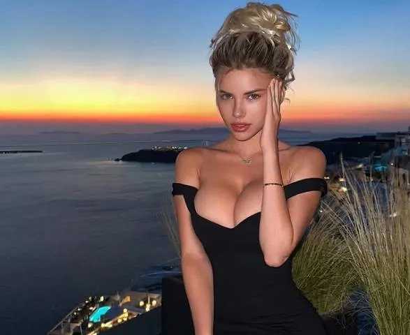 Natasha werd ooit verkozen tot 'meest sexy vrouw ter wereld', nu mogen we haar 'heuveltjes' van erg dichtbij bewonderen (foto's)