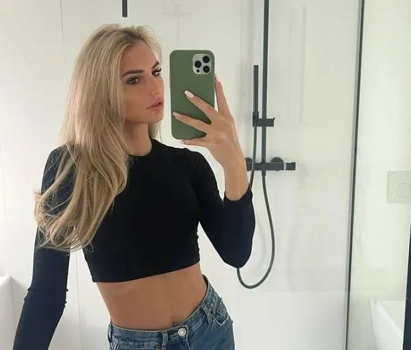 Een beetje loeren naar de lingerie- en bikinifoto's van Vlaams 'pikant' model Xena is een interessant tijdverdrijf