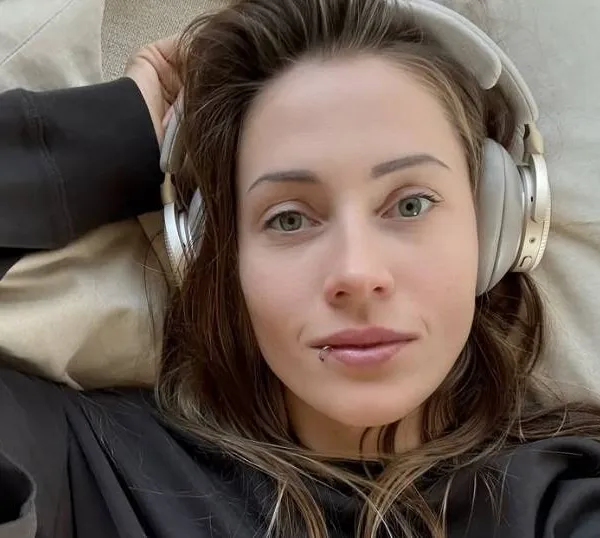 Da's een keer iets anders (en redelijk heet): Charlotte De Witte verruilt haar koptelefoon voor een leuke bikini! (foto's)