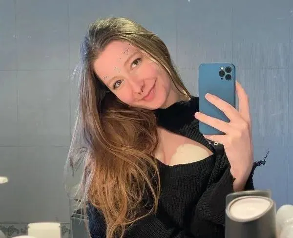 Flore, ooit te 'pikant' voor Miss België, gooit graag haar kleren uit en deze hete kiekjes zijn het bewijs