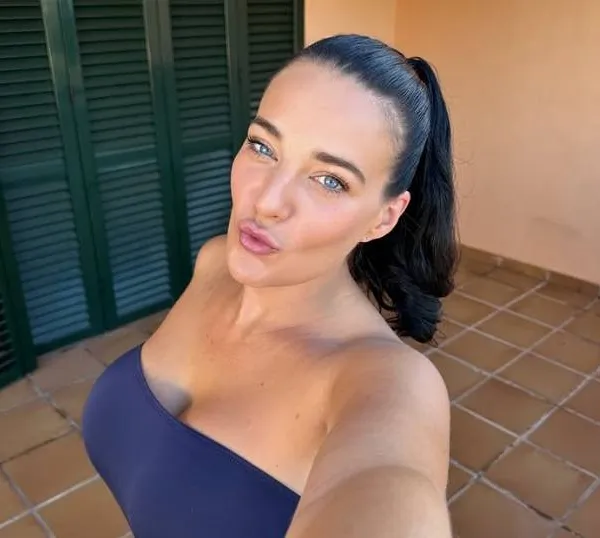 Nicolleke uit 'Massa is Kassa' pronkt weer met haar twee grootste 'troeven' en daar word je wel even stil van