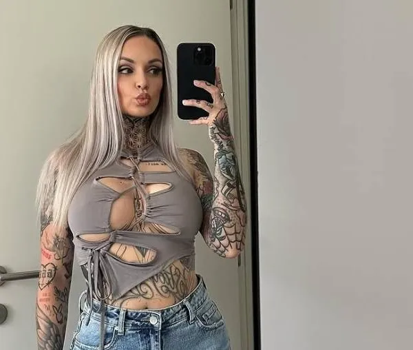 Pommeline Tillière heeft een nieuw lief... Reden genoeg voor een feestje met haar heetste foto's!