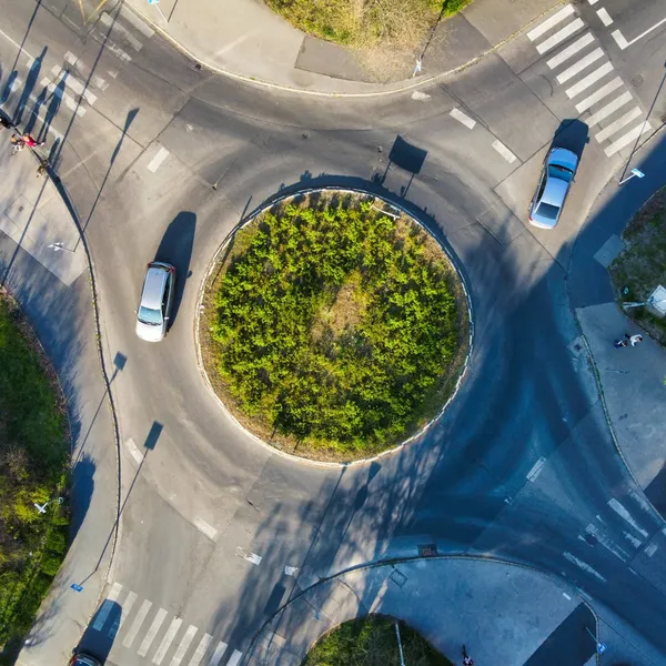 Begin al maar te oefenen: dit zijn de nieuwe regels op rotondes vanaf september (en het zorgt nu al voor discussie)
