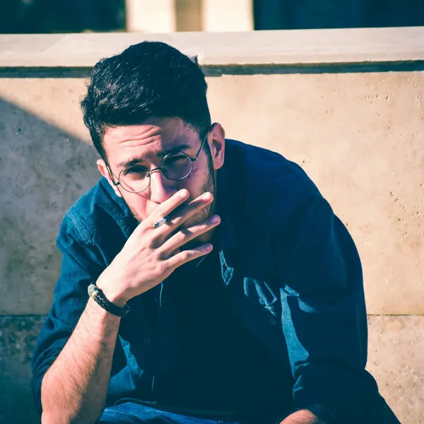 “Mijn vriendin liet me filmen hoe ze met een andere man flirtte… en toen liep het volledig uit de hand”