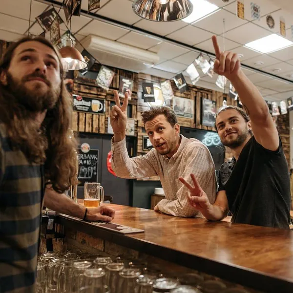 Groepschats vervangen het café, maar we willen juist meer persoonlijk contact