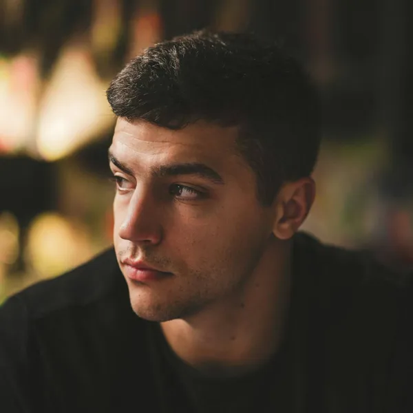 "Ik kan het niet meer aan met mijn lief... Ze is gigantisch seksverslaafd en fantaseert over wippen met Homer Simpson en Trump!"