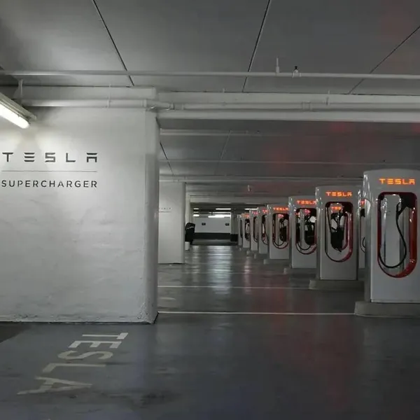 Tesla-rijders woedend door Supercharger-rekeningen: "Dit is toch niet normaal meer!"