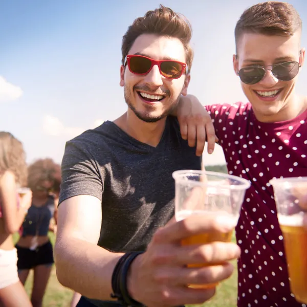 Je gaat op festival met de maten? Dit zijn de 11 essentials die je écht nodig hebt