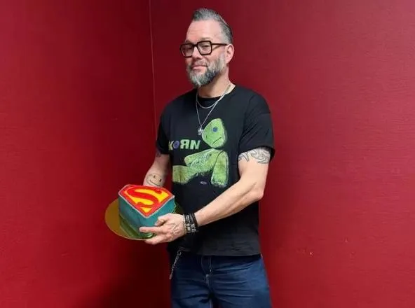 Eerst was hij er compleet tegen, nu overweegt Alex Agnew toch medische ingreep: "Ik dacht dat het losers waren.."