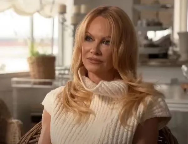 Pamela Anderson onthult waarom ze de Playboy Mansion verliet: "Door die ene nacht in zijn slaapkamer was ik in shock!"