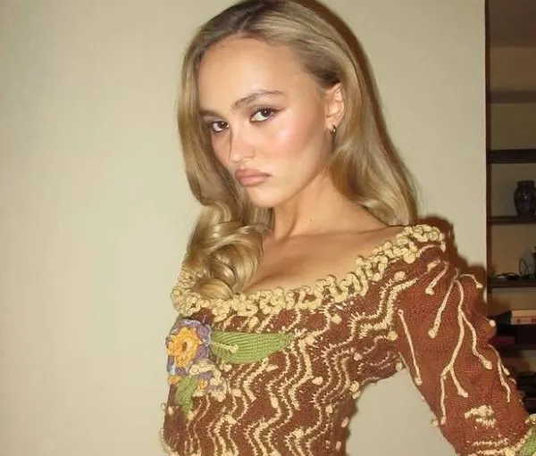 Dochter van Johnny Depp poseert in doorschijnende outfit en dat vindt het internet wel aangenaam om naar te kijken (foto's)