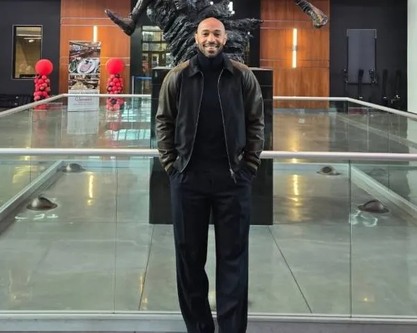 Mensen kunnen het amper geloven: Thierry Henry showt zijn afgetrainde sixpack op z'n 48e! (foto's)