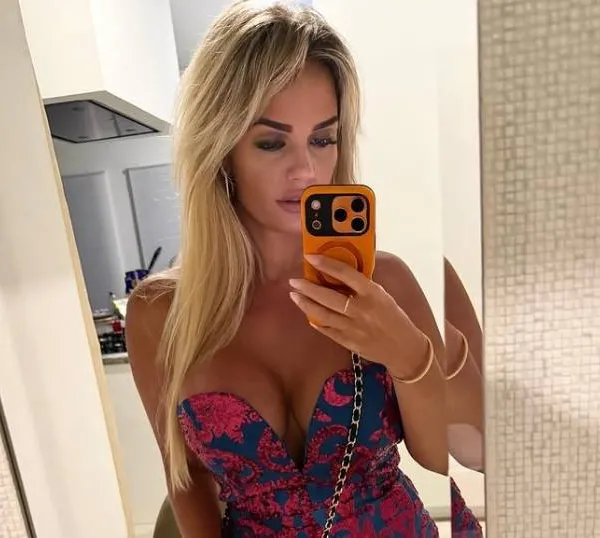 De billetjes van Ashley uit Big Brother zien mooi bruin... en we schuiven het bewijs graag door (foto's)