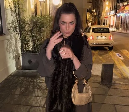 Zwangere Olga Leyers die poseerde op zeer gewaagde en schaars geklede manier... Dat werd écht wel gesmaakt!