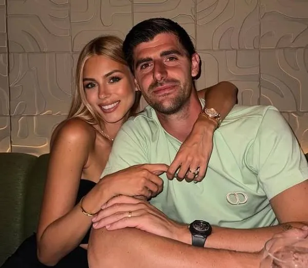 Thibaut Courtois geblesseerd, vrouw Mishel allerminst: heerlijke foto's in 'speciale' outfit in Bernabeu gaan viraal