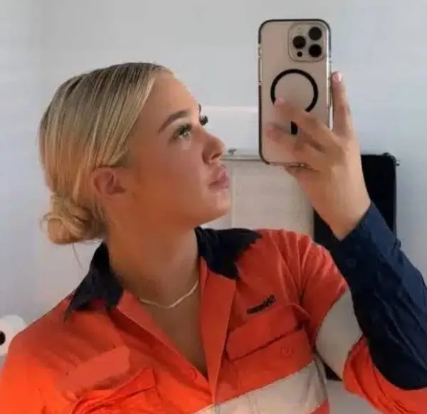 Vrouwelijke bouwvakker wil topless werken, want "mannelijke collega's doen ook shirt uit" (en ze voegt de daad bij het woord)