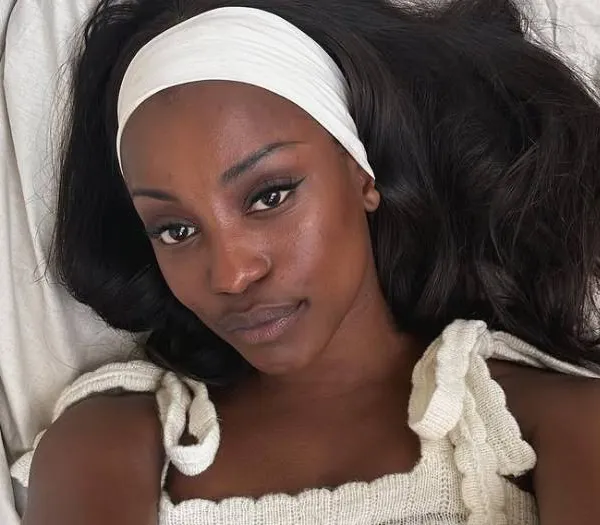 Jennifer Heylen probeert de show te stelen op de rode loper... maar vooral haar twee 'assets' gaan met de aandacht lopen