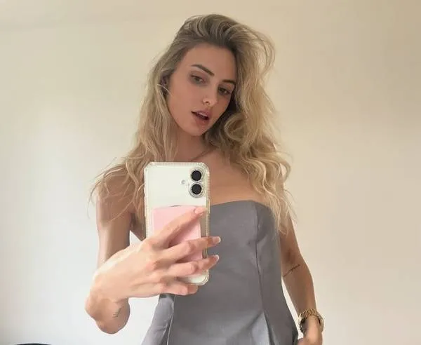 Een beetje loeren naar de schaars geklede foto's van Vlaams 'pikant' model Xena... Daar kan je het weekend wel mee beginnen!