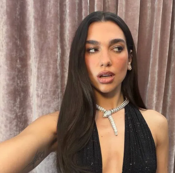 Dua Lipa 'heetste vrouw op aarde' gedoopt na foto's die weinig aan de verbeelding overlaten