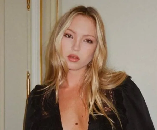 Lila, de bloedmooie dochter van Kate Moss, hangt ze 'los in het zakje' en dat is een heerlijk schouwspel (foto's)