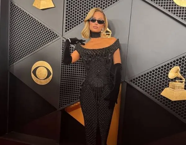 Paris Hilton poseert in haar 'geboortekostuum' en de beelden worden nu al 'legendarisch' genoemd: "Onwezenlijk!"