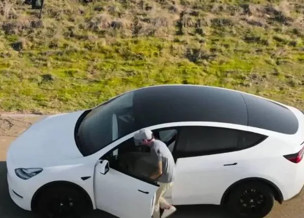 Man test zelfsturend vermogen van Tesla met ‘neppe muur’, en het resultaat is redelijk rampzalig