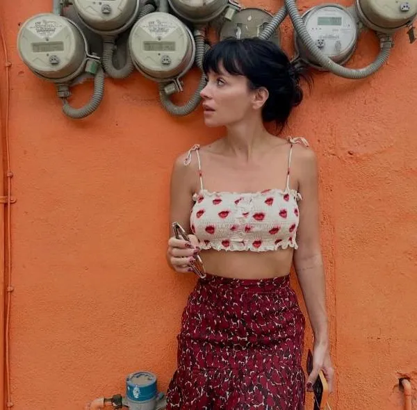 Hallo kroket! Lily Allen (40) poseert in lingerie en wordt meteen een 'icoon' gedoopt (foto's)