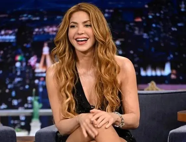 Vooraan staan bij een optreden van Shakira is allesbehalve een straf, zeker niet als ze schaars gekleed met de heupen schudt (video)