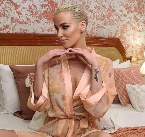 Laura presenteert in haar 'geboortekostuum' het nieuws: "Ik zou wel willen dat mensen me iets serieuzer nemen!"