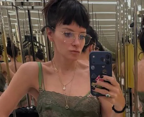 Lily Allen gooit al haar kleren uit en dat zorgt wel voor een stormpje op Instagram (foto's)