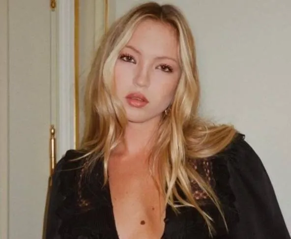 Lila, de bloedmooie dochter van Kate Moss, bewijst schaars gekleed dat pure schoonheid écht wel in de genen zit (foto's)