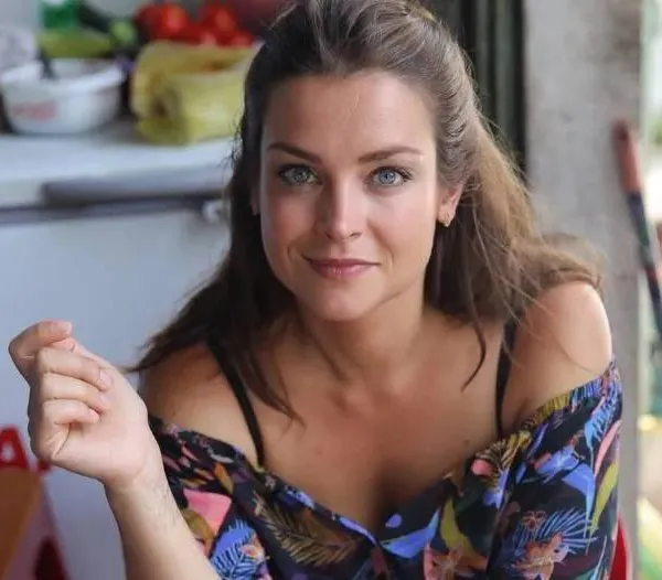 Hollandse keukenprinses Miljuschka Witzenhausen gooit al haar kleren uit en laat zich (letterlijk) vereeuwigen (video)