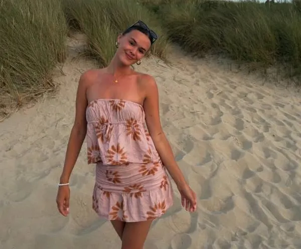 Ex-Miss België Annelies Törös presenteert zich schaars gekleed en bewijst dat ze nog steeds een echte tijger is (foto's)